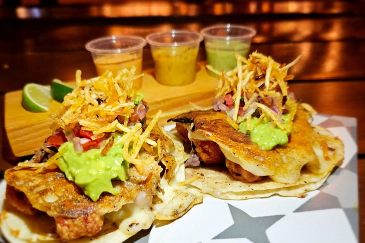 Delicious Mexico City Style Rib Eye Tacos in a Flour Tortilla with a Cheese Crust, Guacamole and Fries on Top.
(2 Pieces 2Pza)